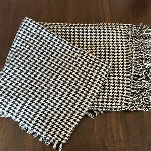 HoundsTooth Shawl